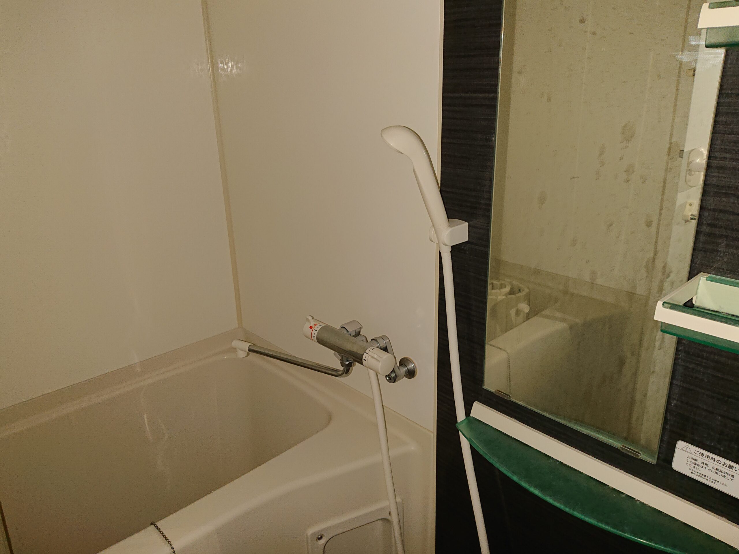 バス・トイレ別の清潔感ある浴室。浴室乾燥機付きで雨の日の洗濯も安心。