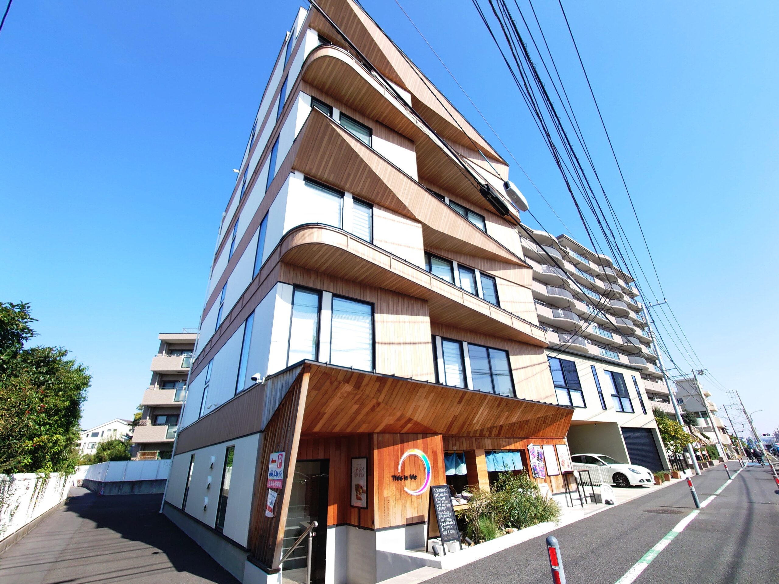 木の温もりが感じられる容姿が印象的