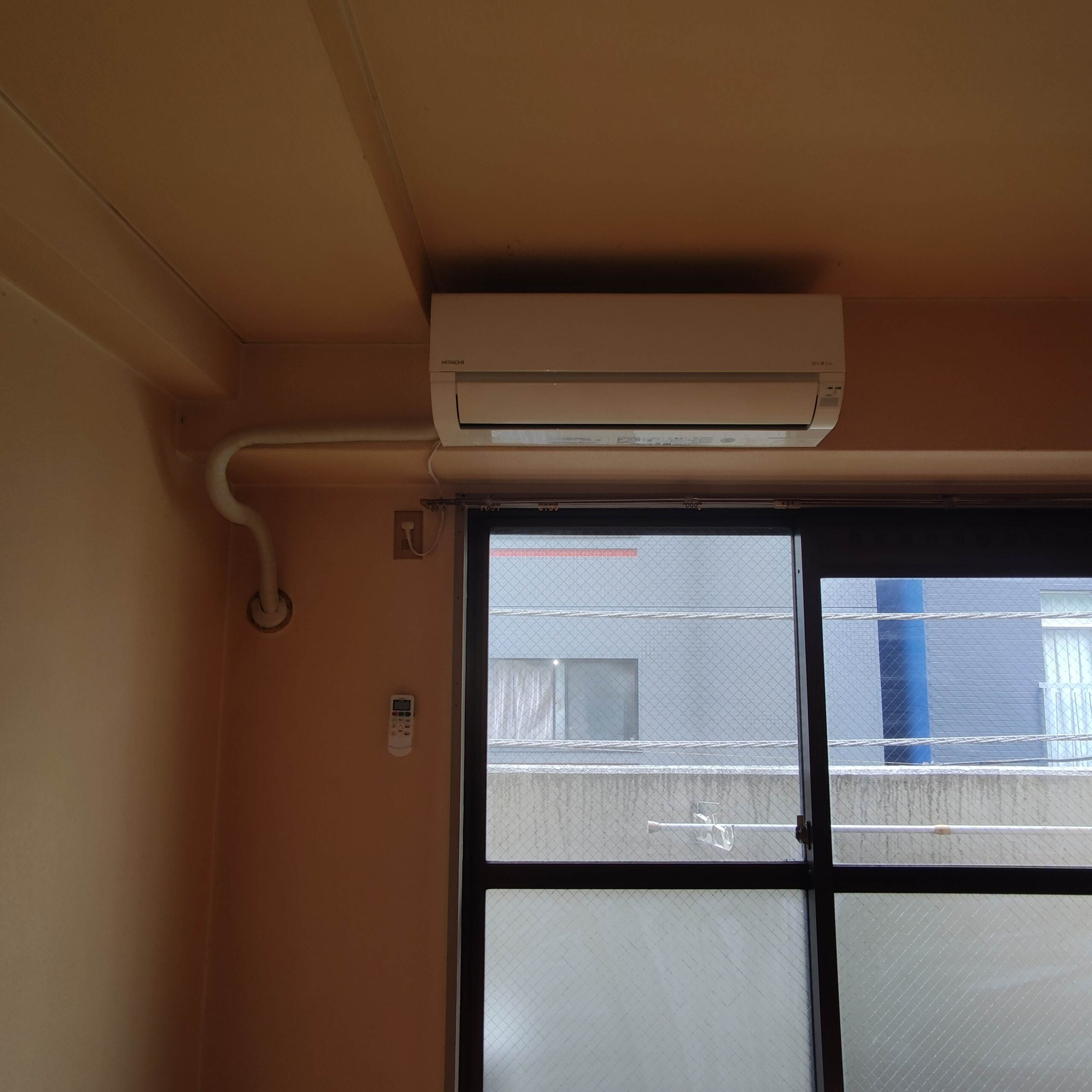 エアコン、大きな窓からは日差しが差し込みます